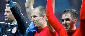 Münchens Torwart Manuel Neuer (v.l.), Arjen Robben und Philipp Lahm jubeln nach dem Spiel.