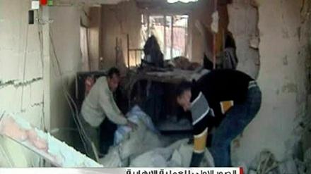 Fernsehbilder zeigen Aufnahmen der beschädigten Gebäude in Damaskus.