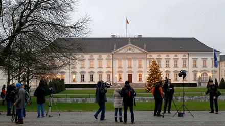 Warten auf den Rücktritt? Journalisten vor dem Schloss Bellevue.