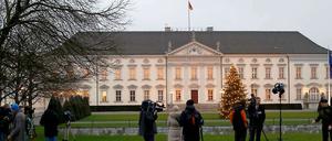 Warten auf den Rücktritt? Journalisten vor dem Schloss Bellevue.