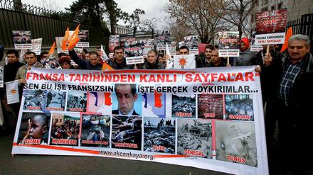 Demonstranten protestieren vor der Französischen Botschaft in Ankara. Erdogan wirft Frankreich einen Völkermord an den Algeriern vor.