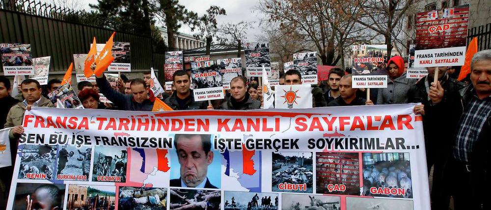 Demonstranten protestieren vor der Französischen Botschaft in Ankara. Erdogan wirft Frankreich einen Völkermord an den Algeriern vor.