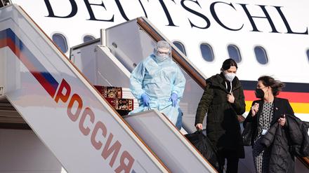 15.02.2022, Russland, Moskau: Eine Ärztin (l) der deutschen Botschaft, die zuvor bei der Ankunft Bundeskanzler O. Scholz (SPD) im Airbus A340 der Luftwaffe einem PCR-Test unterzogen hat, verlässt die Maschine. Scholz hat es abgelehnt, sich vor seinem Treffen mit dem russischen Präsidenten W. Putin von russischer Seite auf Corona testen zu lassen. Stattdessen entschied sich der SPD-Politiker dafür, den für den Zutritt zum Kreml erforderlichen PCR-Test nach seiner Landung in Moskau von einer Ärztin der deutschen Botschaft vornehmen zu lassen. Foto: Kay Nietfeld/dpa +++ dpa-Bildfunk +++