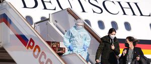 15.02.2022, Russland, Moskau: Eine Ärztin (l) der deutschen Botschaft, die zuvor bei der Ankunft Bundeskanzler O. Scholz (SPD) im Airbus A340 der Luftwaffe einem PCR-Test unterzogen hat, verlässt die Maschine. Scholz hat es abgelehnt, sich vor seinem Treffen mit dem russischen Präsidenten W. Putin von russischer Seite auf Corona testen zu lassen. Stattdessen entschied sich der SPD-Politiker dafür, den für den Zutritt zum Kreml erforderlichen PCR-Test nach seiner Landung in Moskau von einer Ärztin der deutschen Botschaft vornehmen zu lassen. Foto: Kay Nietfeld/dpa +++ dpa-Bildfunk +++