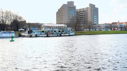 Sanierungsfall. Das Ufer des Landwehrkanals (hier: Urbanhafen) ist marode und wird mit Steinsäcken gesichert.