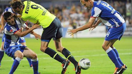 Der Weg in die höchste Liga ist eng. Herthas junge Spieler Fanol Perdedaj (links) und Sebastian Neumann (rechts) kämpfen um ihren Durchbruch bei den Bundesliga-Profis. 