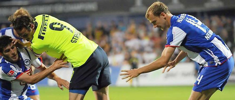 Der Weg in die höchste Liga ist eng. Herthas junge Spieler Fanol Perdedaj (links) und Sebastian Neumann (rechts) kämpfen um ihren Durchbruch bei den Bundesliga-Profis. 