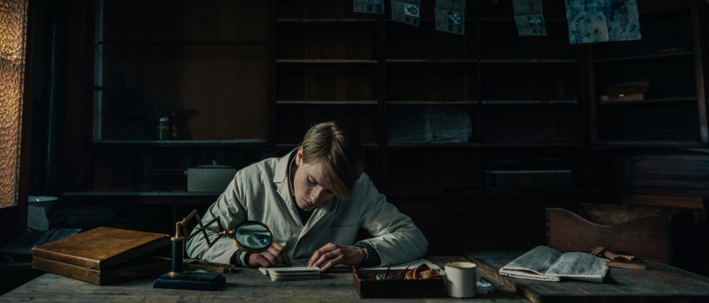 Im Berlinale-Film „Der Passfälscher“ wird Cioma Schönhaus von Louis Hofmann gespielt .