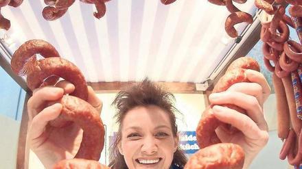 Leckeres aus der Mark zum zwanzigsten Mal. In der Brandenburghalle kann man unzählige Wurst- und Schinkensorten testen.