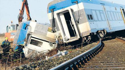 Schweres Gerät. Am Samstag begannen erste Aufräumarbeiten am Gleis. Foto: dpa