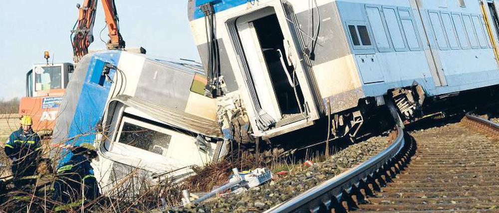Schweres Gerät. Am Samstag begannen erste Aufräumarbeiten am Gleis. Foto: dpa