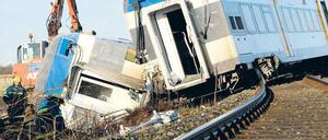 Schweres Gerät. Am Samstag begannen erste Aufräumarbeiten am Gleis. Foto: dpa