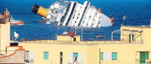 Gekentert: Das Kreuzfahrtschiff „Costa Concordia“ von der Insel Giglio vor der toskanischen Küste aus gesehen. Seit es am Freitagabend auf Felsen auflief, ist es zur Hälfte vom Wasser verschluckt worden. Die Küstenwache fürchtet, dass das völlige Versinken des Riesen nicht zu verhindern sein wird.