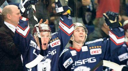Einer aus Ottawa. Julian Talbot (rechts, mit Mitspieler Travis Mulock) ist gleich in seiner ersten Saison bei den Eisbären zu einem der besten Stürmer geworden. In 33 Spielen hat der junge Kanadier bereits zehn Tore erzielt. Foto: dpa