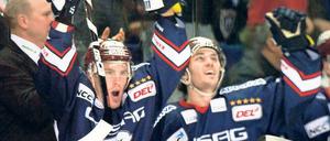 Einer aus Ottawa. Julian Talbot (rechts, mit Mitspieler Travis Mulock) ist gleich in seiner ersten Saison bei den Eisbären zu einem der besten Stürmer geworden. In 33 Spielen hat der junge Kanadier bereits zehn Tore erzielt. Foto: dpa