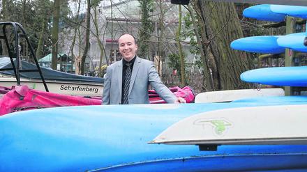 Am Ruder. Matthias Völzke ist kommissarischer Schulleiter der Schulfarm Insel Scharfenberg im Tegeler See.
