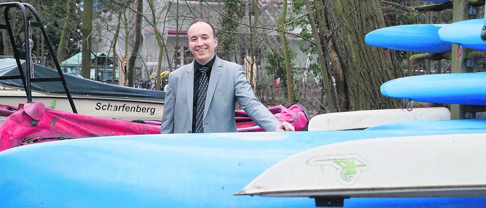 Am Ruder. Matthias Völzke ist kommissarischer Schulleiter der Schulfarm Insel Scharfenberg im Tegeler See.