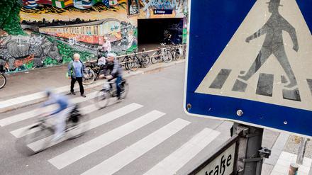 Übungsgelände. Fahrradfahrer und Fußgänger teilen sich auch manchen Zebrastreifen, wie hier am S-Bahnhof Friedenau.