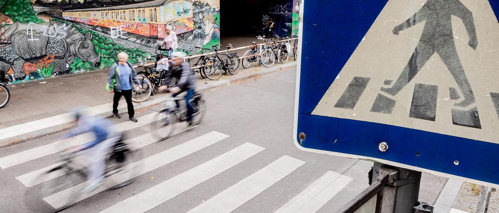Übungsgelände. Fahrradfahrer und Fußgänger teilen sich auch manchen Zebrastreifen, wie hier am S-Bahnhof Friedenau.