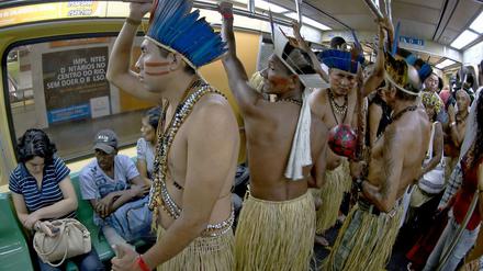 Männer vom Stamm der Potiguaras, brasilianische Ureiwohner, fahren in Rio de Janeiro mit der U-Bahn zum Umweltgipfel im Kongresszentrum.
