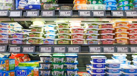 Frischkäse im Supermarkt-Regal.