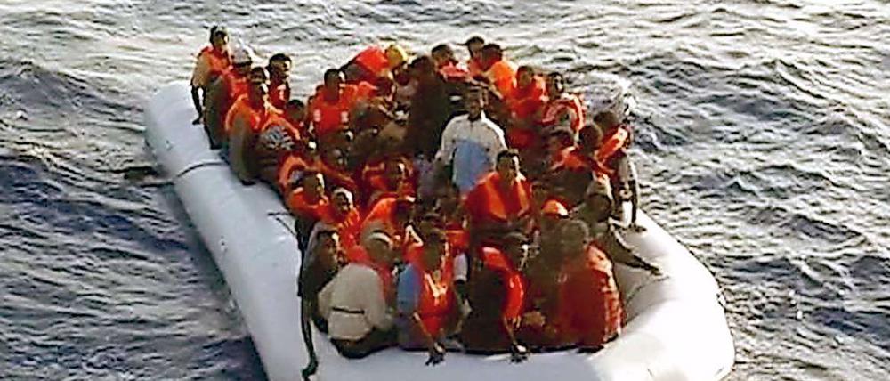 Das Foto der italienischen Finanzpolizei zeigt das Schlauchboot mit mehr als 50 Flüchtlingen, das am 25.08.2009 vor der Küste von Lampedusa an Land ging.
