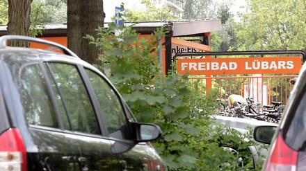 Am 21. Juni wurde in einem vor diesem Freibad abgestellten Fahrzeug die Leiche einer 21-jährigen Pferdewirtin entdeckt. 