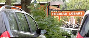Am 21. Juni wurde in einem vor diesem Freibad abgestellten Fahrzeug die Leiche einer 21-jährigen Pferdewirtin entdeckt.