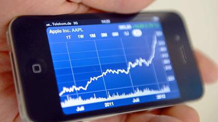 Mal eben schnell von unterwegs die Aktien im Depot checken. Mit Smartphones ist das kein Problem. Apps von der Bank können meist noch mehr. 