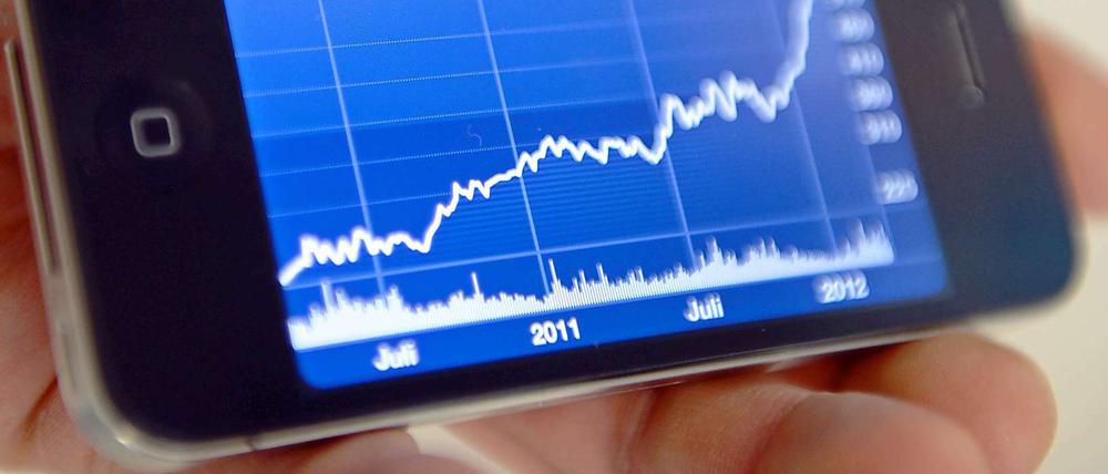Mal eben schnell von unterwegs die Aktien im Depot checken. Mit Smartphones ist das kein Problem. Apps von der Bank können meist noch mehr. 