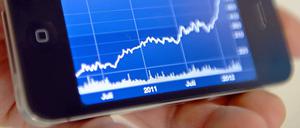 Mal eben schnell von unterwegs die Aktien im Depot checken. Mit Smartphones ist das kein Problem. Apps von der Bank können meist noch mehr. 