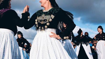 In guter Tradition. Plattdeutsch, Friesisch (im Bild eine Trachtengruppe auf Amrum) und Sorbisch sollen vor dem Verschwinden bewahrt werden. Zu neuem Leben lassen sie sich aber wohl kaum erwecken.