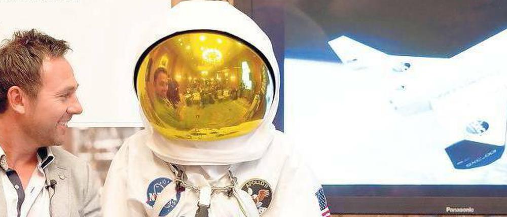 Noch am Boden. Jos Gal, mutmaßlicher Flugscheinkäufer, und ein unbekannter Darsteller im Astronautenkostüm bei der Präsentation der Firma SXC.