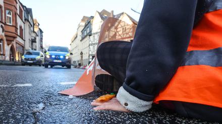 Klimaaktivisten haben sich im mittelhessischen Marburg auf die Straße gesetzt und dort festgeklebt. 