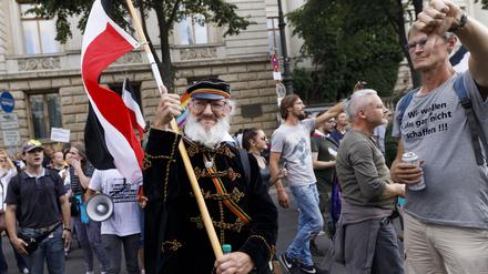 Demonstranten verschiedener Gruppierungen bei der Corona-Demo vor der russischen Botschaft
