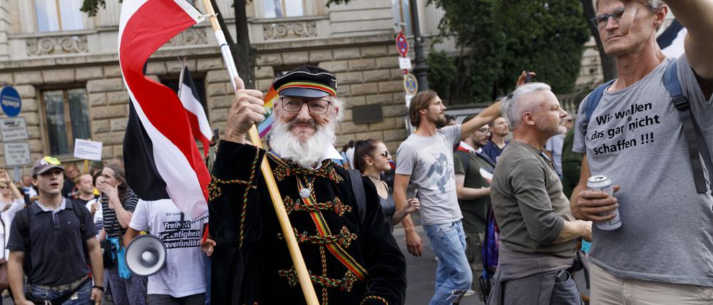 Demonstranten verschiedener Gruppierungen bei der Corona-Demo vor der russischen Botschaft