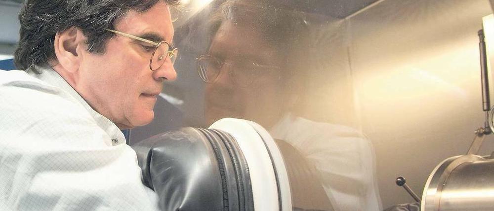 Im Licht des Erfolgs. Dieter Bimberg, Spezialist für Nanophotonik an der Technischen Universität Berlin, verkaufte eine Erfindung für mehr als 500 000 Euro an eine Halbleiterfirma. Erlöse dieser Größenordnung sind jedoch selten. Foto: TU Berlin/Dahl
