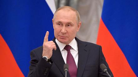 Russian President Vladimir Putin gestures during a joint news conference with German Chancellor Olaf Scholz in Moscow, Russia February 15, 2022. Sputnik/Sergey Guneev/Pool via REUTERS ATTENTION EDITORS - THIS IMAGE WAS PROVIDED BY A THIRD PARTY.