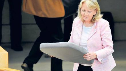 Beispiel NRW. Ministerpräsidentin Kraft (SPD) mit Riesen-Furzkissen. Foto: dpa