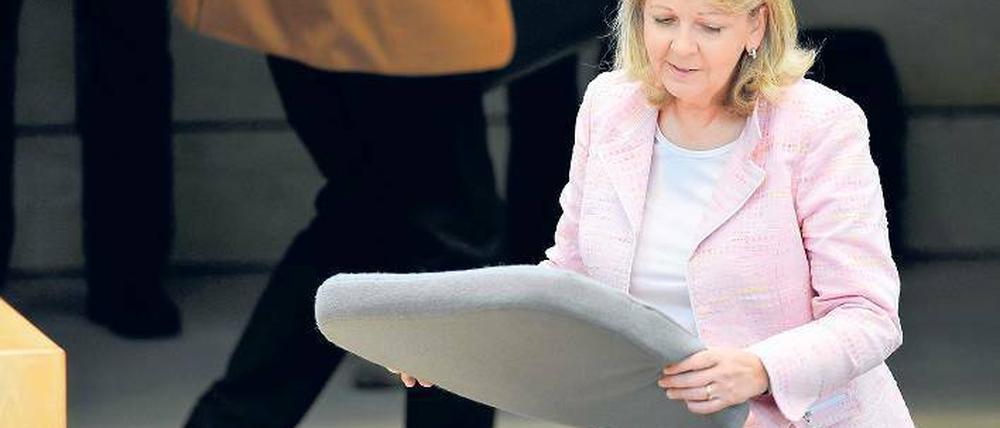 Beispiel NRW. Ministerpräsidentin Kraft (SPD) mit Riesen-Furzkissen. Foto: dpa