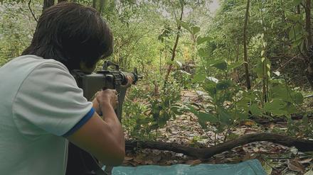 Viele junge Leute sehen keine andere Möglichkeit mehr, als gegen die Junta in Myanmar zu den Waffen zu greifen. Sie lassen sich im Dschungel von versierten Kämpfern ethnischer Armeen ausbilden, die bereits seit Jahrzehnten im Krieg mit dem Militär sind. / Filmszene aus Myanmar Diaries