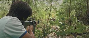 Viele junge Leute sehen keine andere Möglichkeit mehr, als gegen die Junta in Myanmar zu den Waffen zu greifen. Sie lassen sich im Dschungel von versierten Kämpfern ethnischer Armeen ausbilden, die bereits seit Jahrzehnten im Krieg mit dem Militär sind. / Filmszene aus Myanmar Diaries