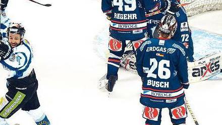 Da geht ja doch was! Straubings Bruno St. Jacques (links) stellt fest, dass die Eisbären nicht unverwundbar sind. Die Niederbayern konnten in der Halbfinalserie um die deutsche Eishockeymeisterschaft auf 1:2 verkürzen. Heute geht die Serie in Straubing weiter. Foto: dpa