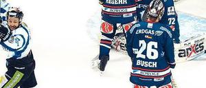 Da geht ja doch was! Straubings Bruno St. Jacques (links) stellt fest, dass die Eisbären nicht unverwundbar sind. Die Niederbayern konnten in der Halbfinalserie um die deutsche Eishockeymeisterschaft auf 1:2 verkürzen. Heute geht die Serie in Straubing weiter. Foto: dpa