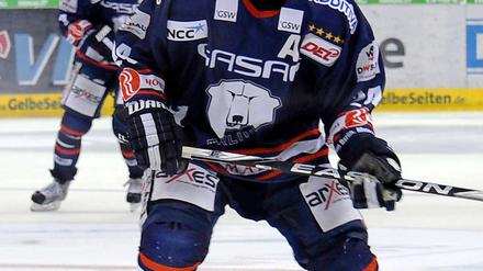 André Rankel wird in dieser Saison für die Eisbären nicht mehr spielen können. Nach einem Check gegen den Straubinger Daniel Sparre wurde der "Wiederholungstäter" für zehn Spiele gesperrt und muss zudem 3.000 Euro Geldstrafe zahlen.