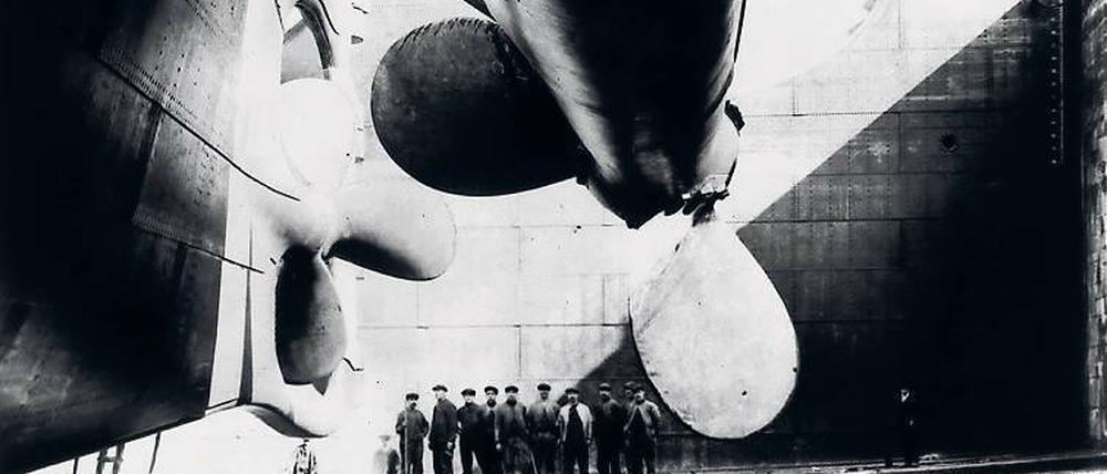 Auf dem Trockenen. Das Bild von 1911 zeigt die Schiffsschrauben der Titanic während des Baus des Luxusliners. Foto:dapd