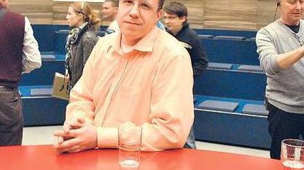Dauerbrenner. Steffen Bothe steht hier ausnahmsweise direkt am Diskussionstisch des „Klipp &amp; Klar“-Studios. Sein Stammplatz ist jedoch im Zuschauerraum. 