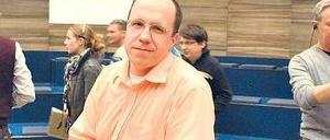 Dauerbrenner. Steffen Bothe steht hier ausnahmsweise direkt am Diskussionstisch des „Klipp &amp; Klar“-Studios. Sein Stammplatz ist jedoch im Zuschauerraum. 