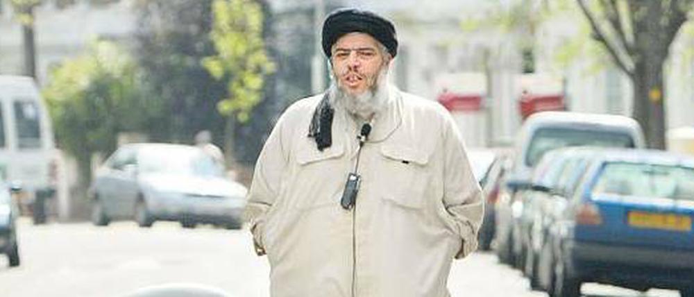 Straßenprediger. Abu Hamza hat 2004 noch auf offener Straße vor seiner Moschee in London Hasspredigten gehalten. Jetzt darf er abgeschoben werden. 