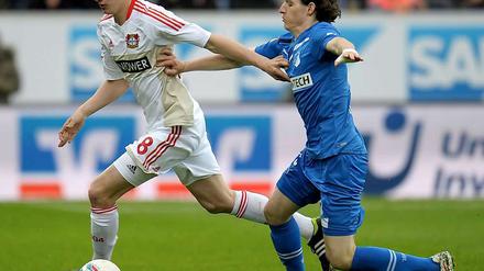 Kampf um die internationalen Plätze: Leverkusens Lars Bender (l.) läuft Hoffenheims Sebastian Rudy davon.